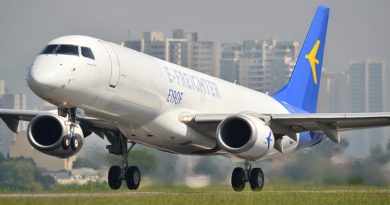 Primeiro E-Jet convertido para transporte de carga faz voo inaugural