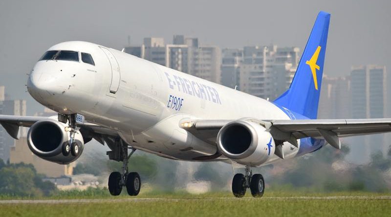 Primeiro E-Jet convertido para transporte de carga faz voo inaugural